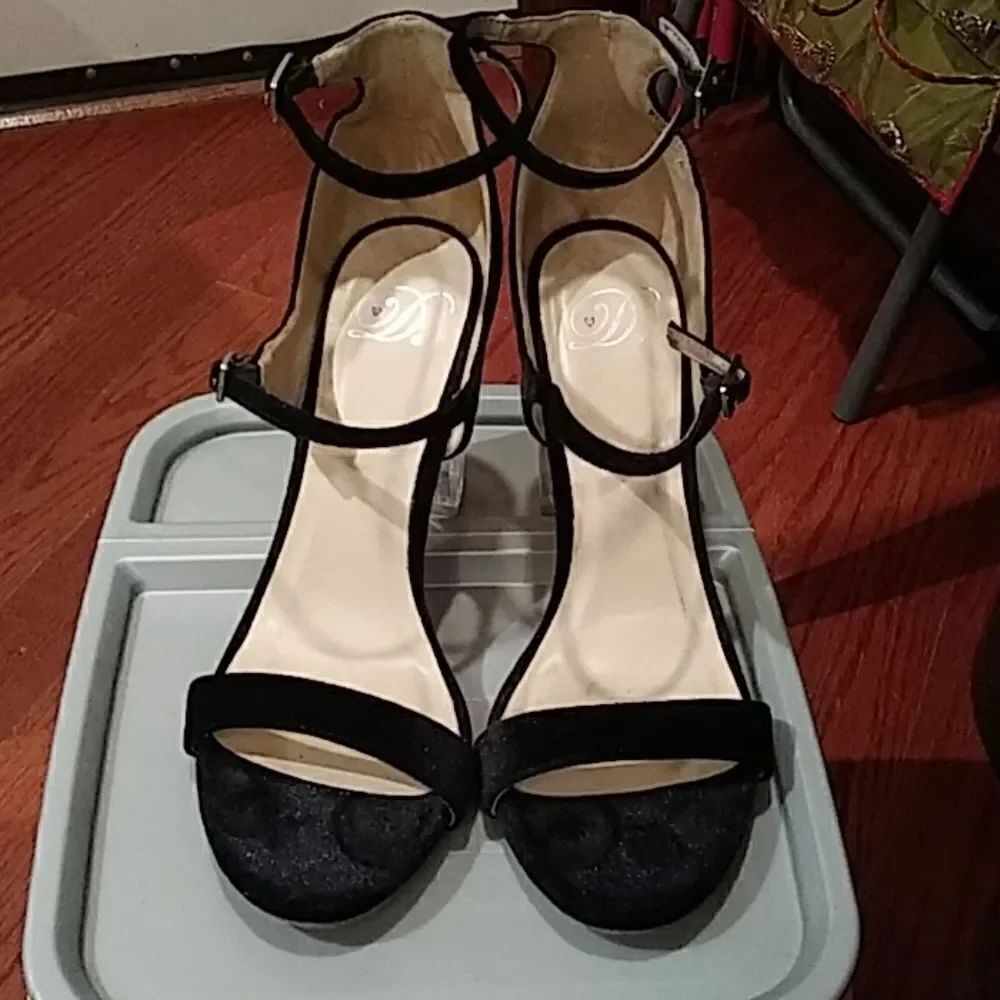 D. Shoes. - Picture 10 of 17